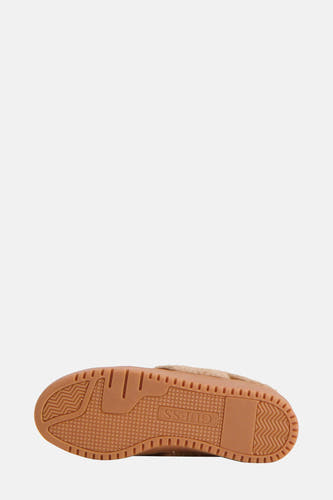 Sneakers brunes de Guess, avec une semelle en caoutchouc et un profil grossier.