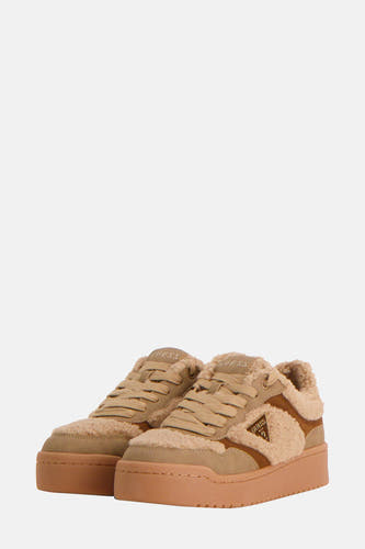 Sneakers brunes de Guess avec texture en fourrure et détails en suède brun.