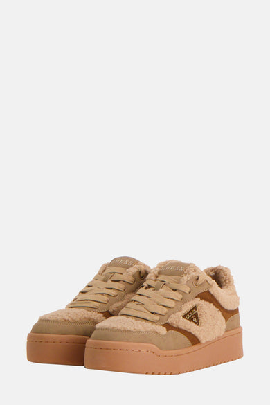 Sneakers brunes de Guess avec texture en fourrure et détails en suède brun.