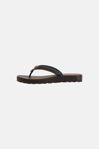 Zwarte slippers van Guess® met een gouden detail op de band, van opzij gezien.