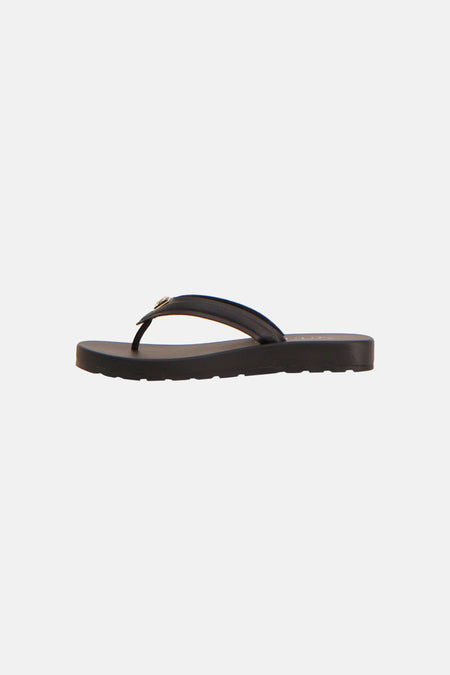Tongs noirs Guess® avec un détail doré sur la bride, vus de côté.