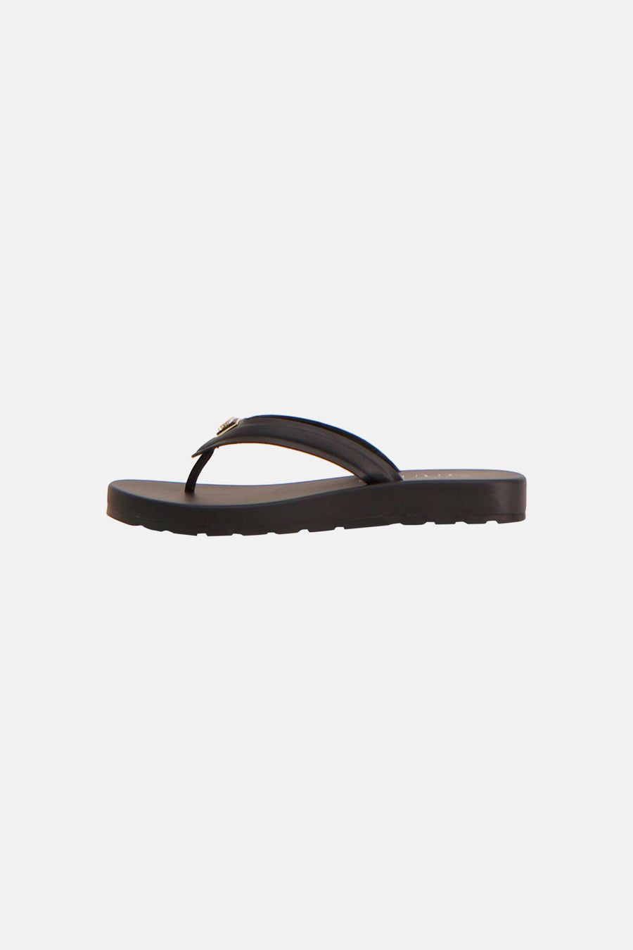 Zwarte slippers van Guess® met een gouden detail op de band, van opzij gezien.