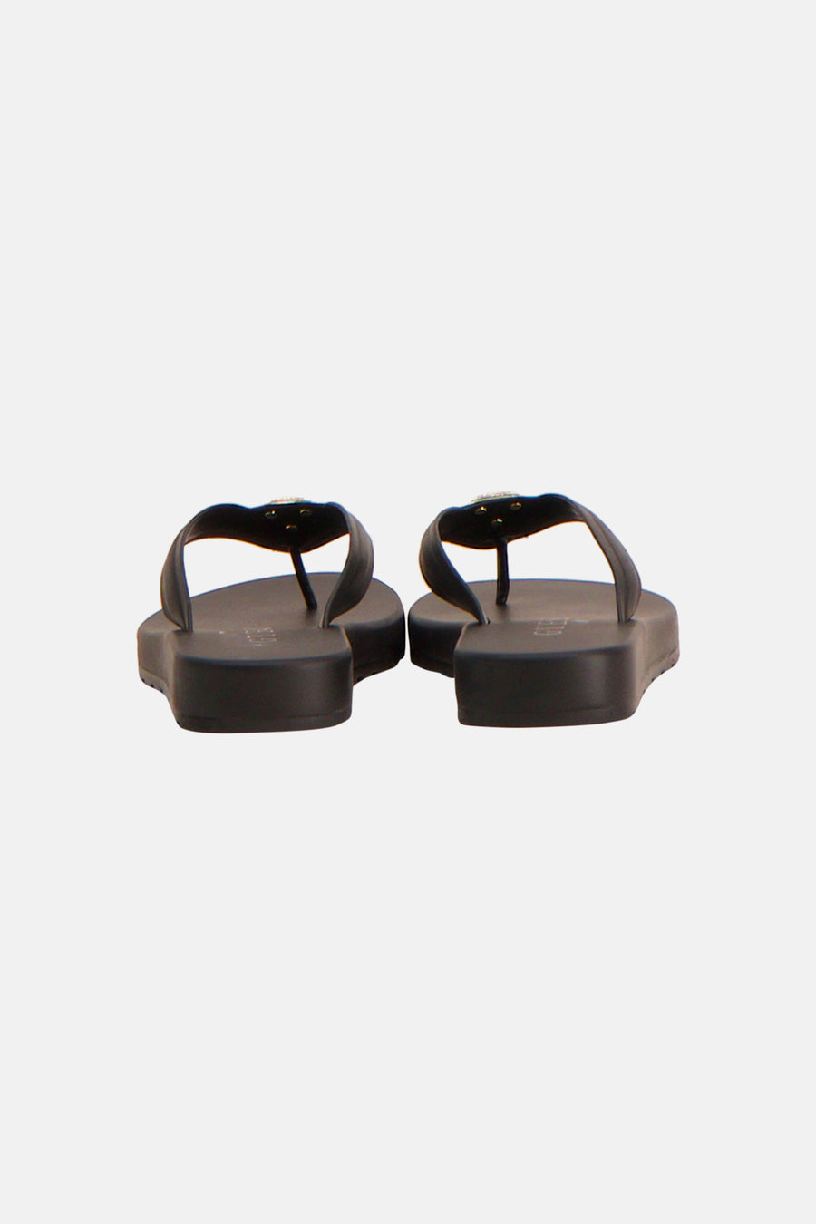 Zwarte slippers van Guess met een goudkleurig detail op de band, van achteren gezien.