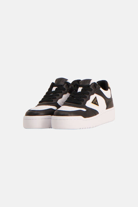 Zwart-witte sneakers van Guess met een platformzool en kenmerkend driehoeklogo aan de zijkant.