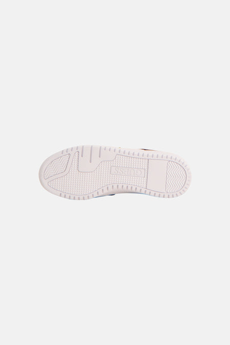 Onderkant van witte sneakers van Guess, met diverse griptextuurpatronen en omgekeerd logo.