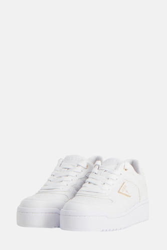 Sneakers blanches de Guess avec le logo Guess sur le côté arrière.