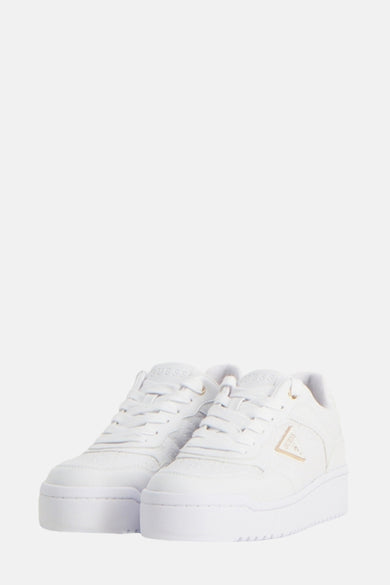 Witte sneakers van Guess met vetersluiting en gouden merklogo op de zijkant.