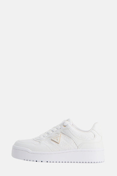 Witte sneakers van Guess met reliëfpatroon en een dikke zool, in zijaanzicht.
