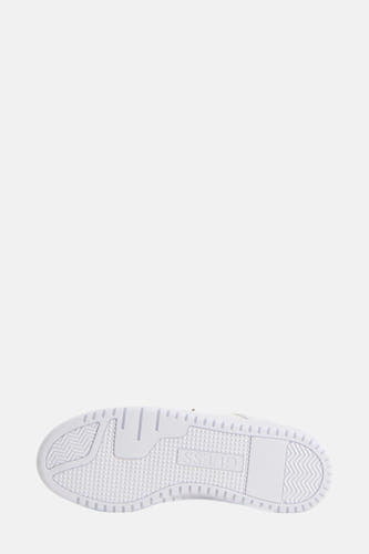 Sneakers blanches de Guess avec une semelle profilée.