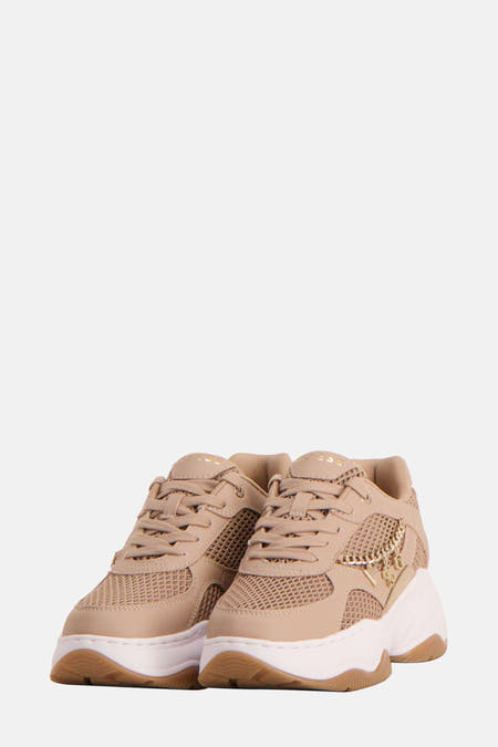Bruine sneakers van Guess met een mesh textuur en gouden kettingdetail.