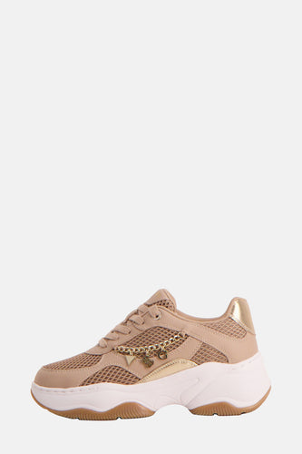 Beige Guess sneaker met gouden details en charm.