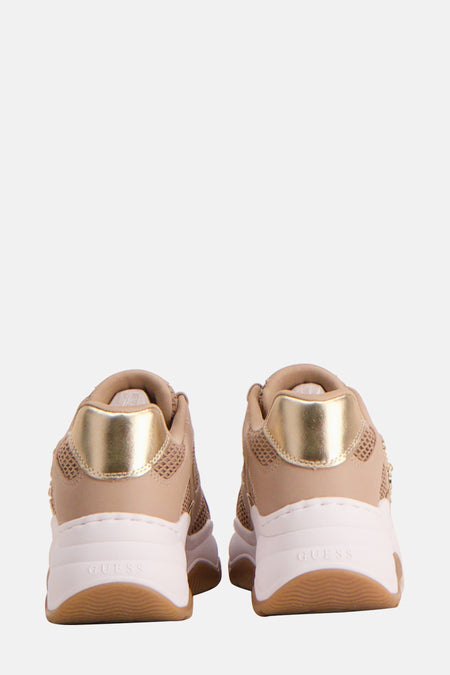 Twee beige Guess sneakers, achterkant met gouden details, witte zolen en bruine onderkant.