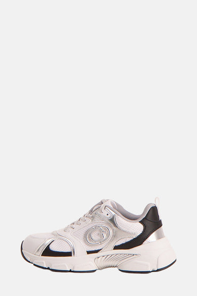 Sneakers blanches de Guess, avec des détails argentés et des accents noirs.