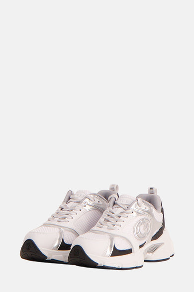 Sneakers blanches de Guess avec des détails argentés et une semelle épaisse.