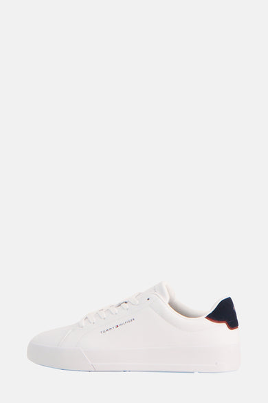 Witte sneakers van TOMMY JEANS met marineblauwe accenten bij de hiel.