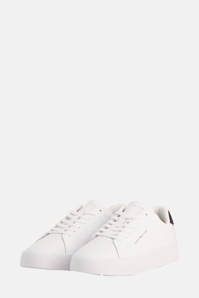 Witte sneakers van TOMMY JEANS, met vetersluiting en een donkerblauwe accent op de hiel.
