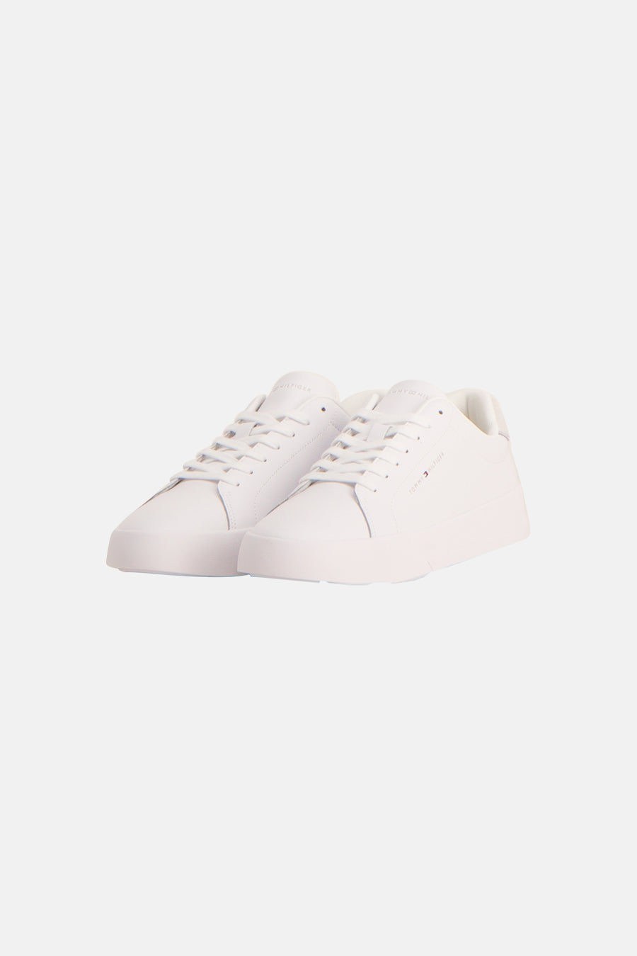 Witte sneakers van TOMMY JEANS, met veters en een gladde afwerking.
