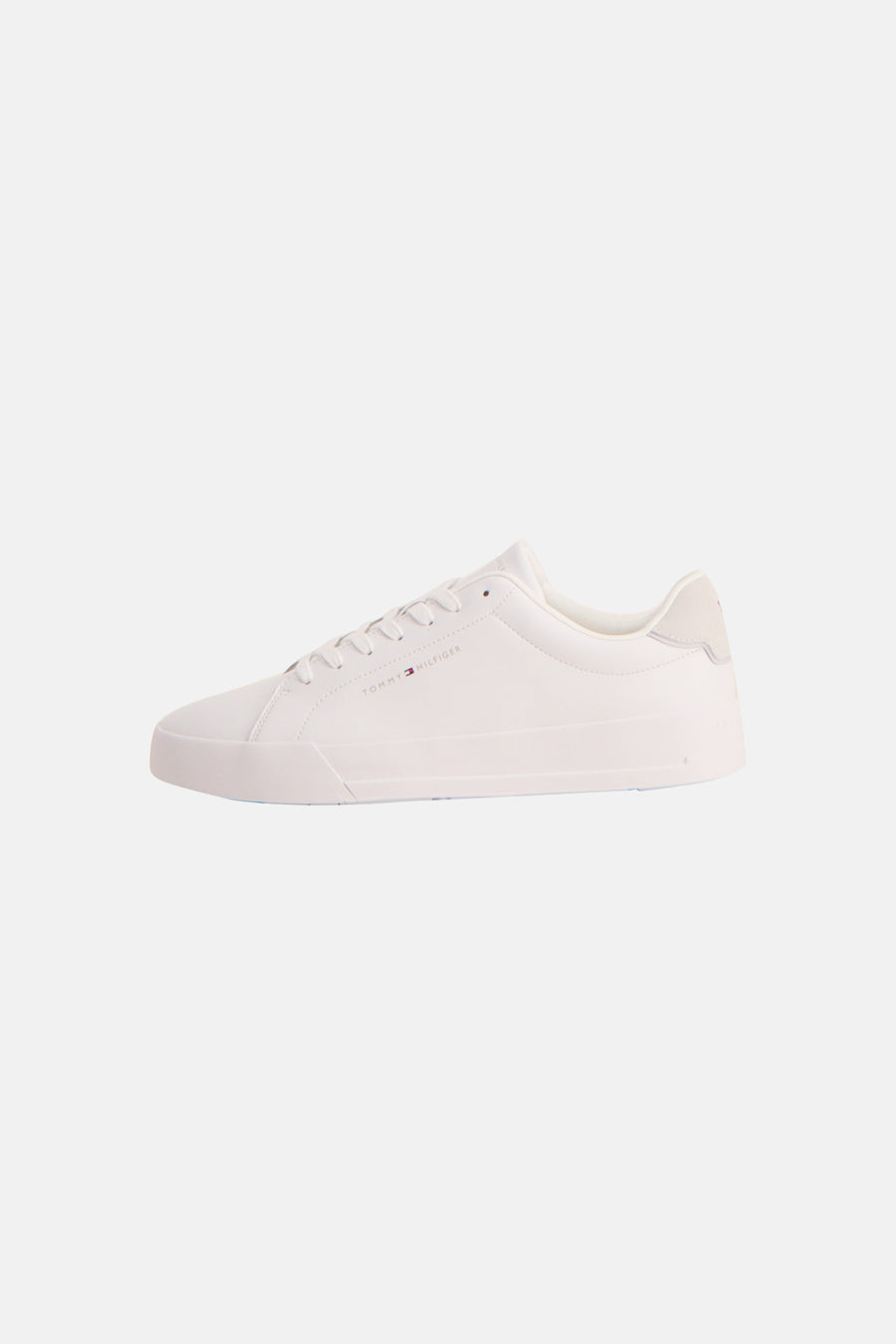 Witte sneakers van TOMMY JEANS, met een gladde textuur en een suède detail op de hiel.