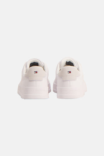 Witte sneakers van TOMMY JEANS, met suède accenten aan de achterkant en merknaam op de hiel.