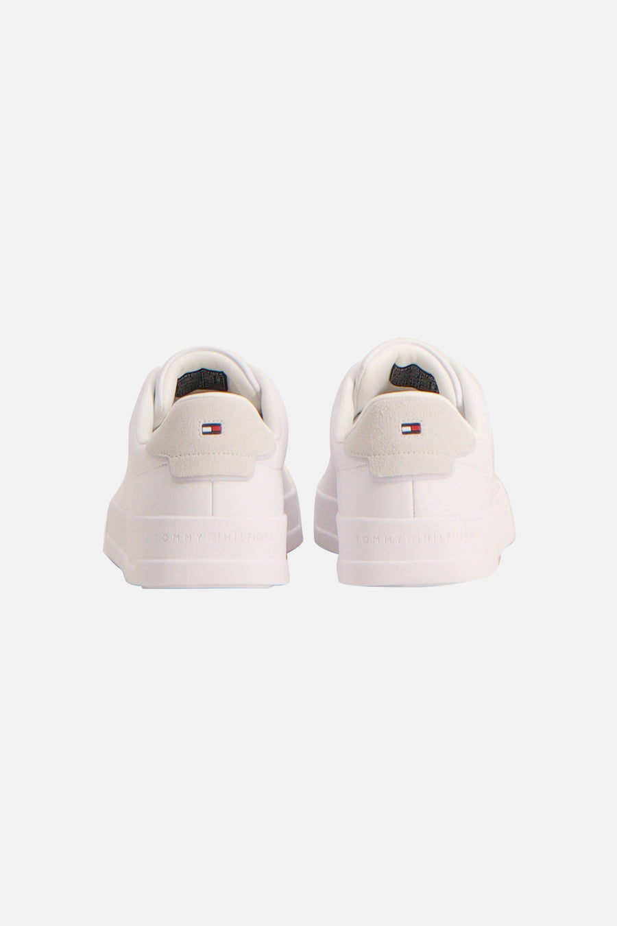 Witte sneakers van TOMMY JEANS, met suède accenten aan de achterkant en merknaam op de hiel.