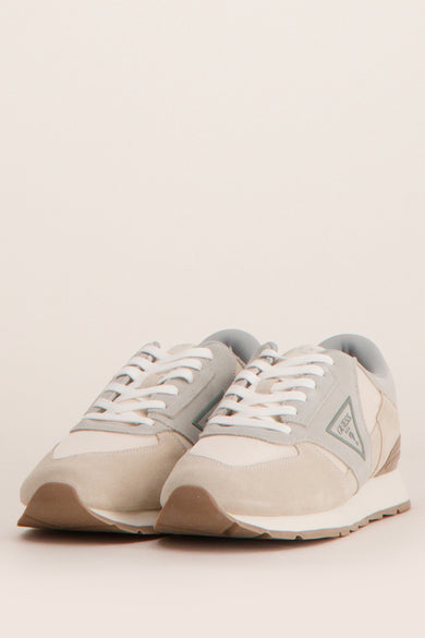 Chaussures de sport grises Guess avec des détails en suède et un logo sur la semelle, vues de derrière.