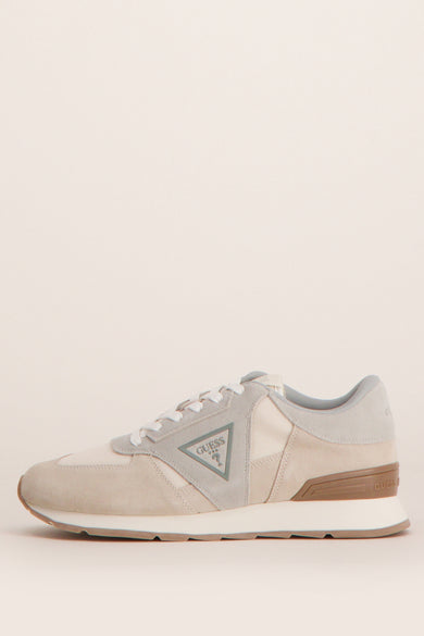 Chaussures de sport grises Guess, avec des accents beige en cuir suédé et le logo Guess sur le côté.