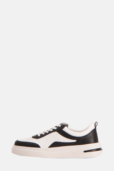 Zwarte sneakers van Guess met wit patroon en veters in zij-aanzicht.
