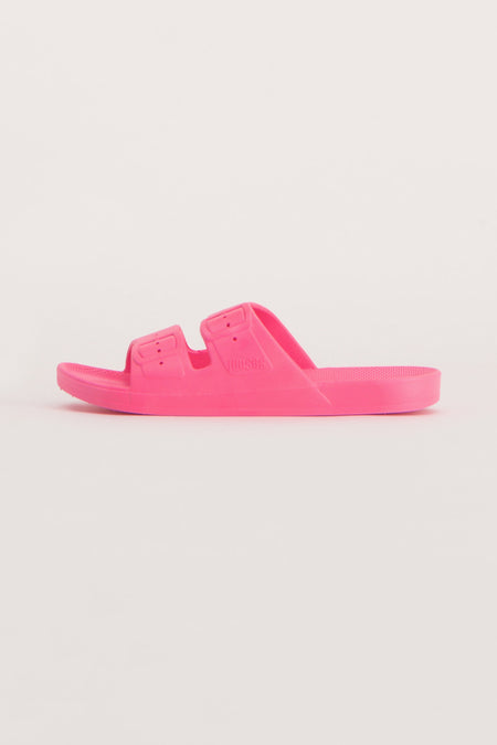 Roze slippers van FREEDOM MOSES, met twee banden en verstelbare gespen, in een felle kleur.