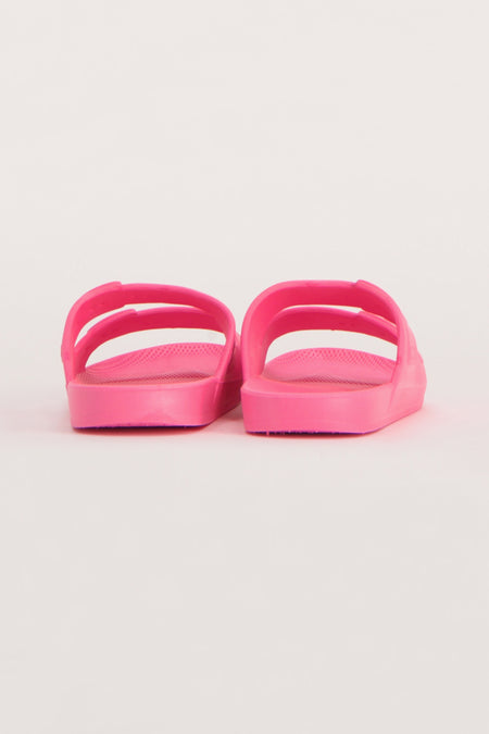 Roze slippers van FREEDOM MOSES, van achteren gezien, met een dubbele band over de voet.
