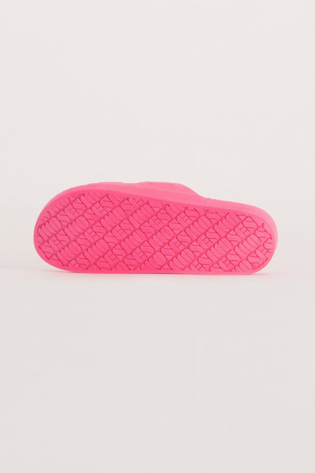 Roze slippers van FREEDOM MOSES met een reliëfpatroon van het merklogo op de zool.
