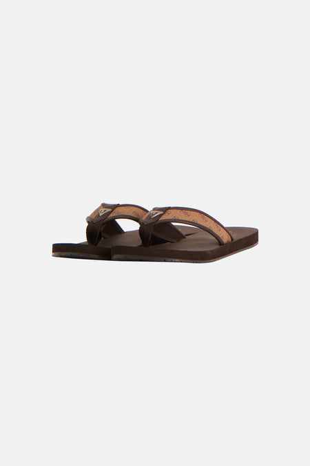 Tongs marron Guess® avec un léger imprimé logo sur les brides et un emblème triangulaire argenté.