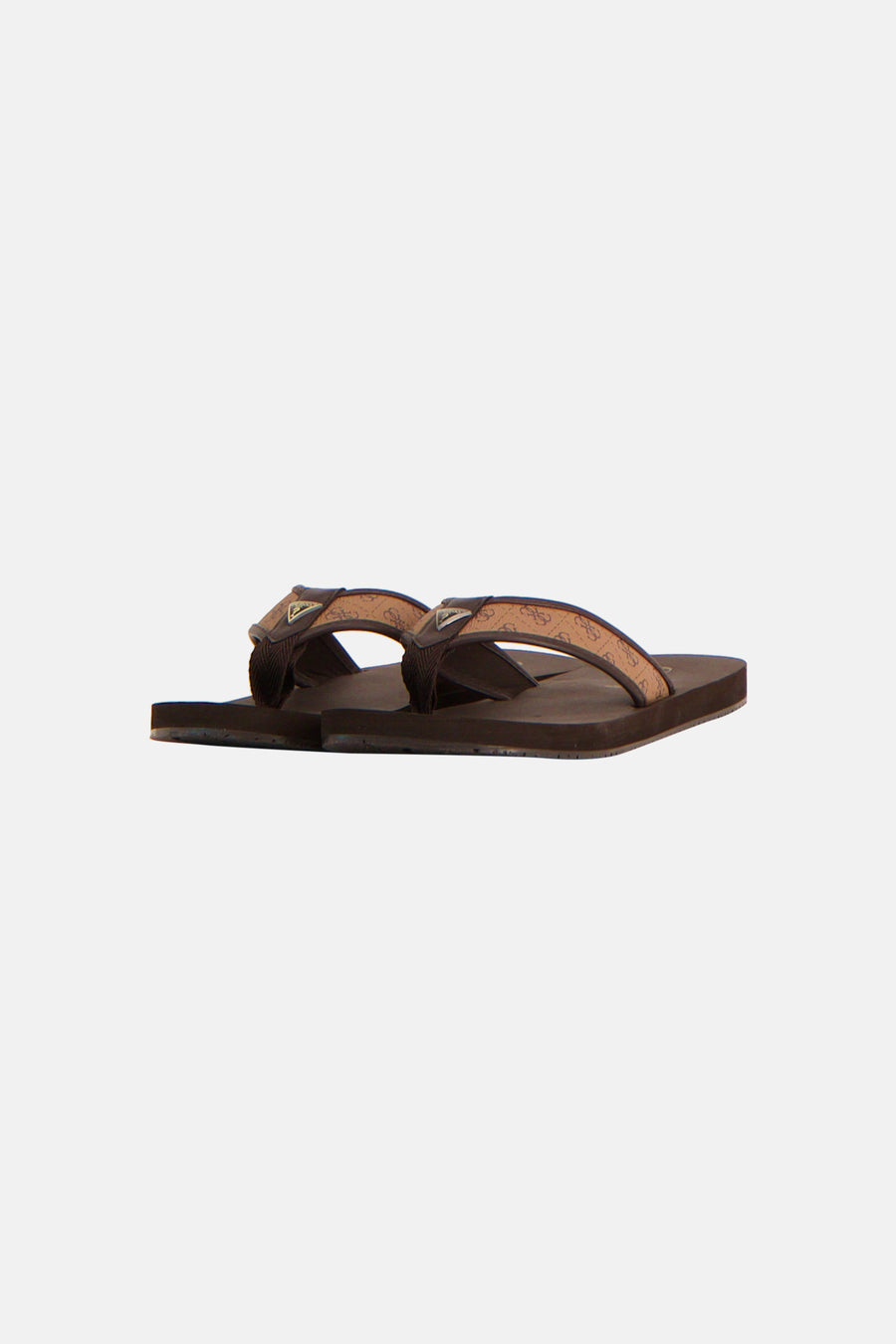 Bruine slippers van Guess® met een lichte logoprint op de bandjes en een zilverkleurig driehoekig embleem.