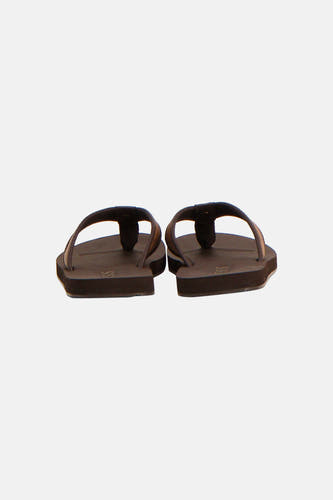 Achteraanzicht van bruine slippers van Guess, met donkerbruine zolen, lichtbruine bandjes en een 'SS' logo.