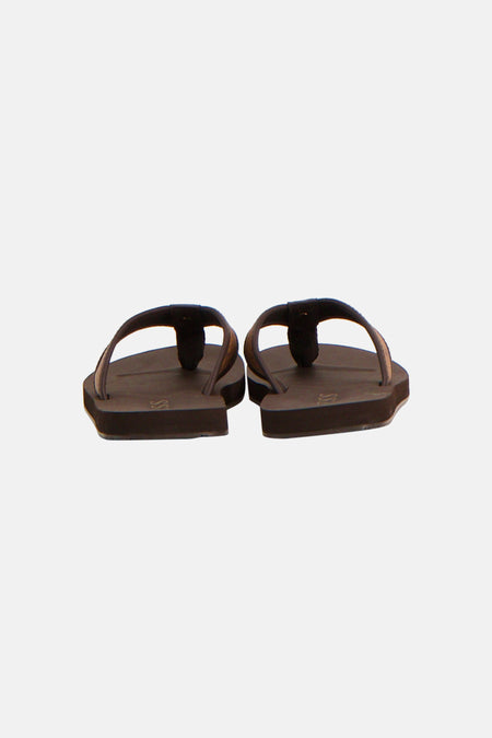 Achteraanzicht van bruine slippers van Guess, met donkerbruine zolen, lichtbruine bandjes en een 'SS' logo.