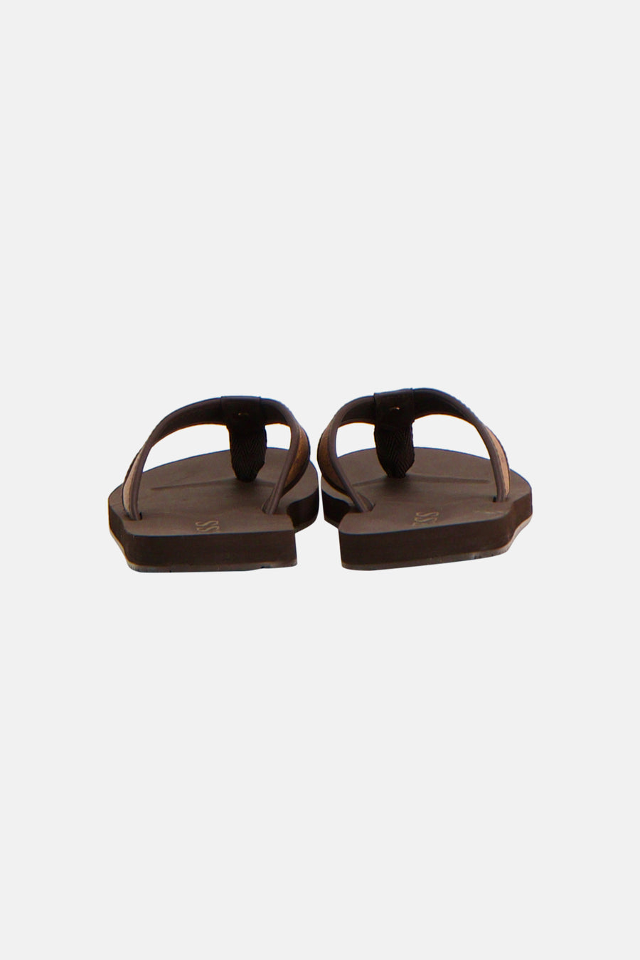 Achteraanzicht van bruine slippers van Guess, met donkerbruine zolen, lichtbruine bandjes en een 'SS' logo.