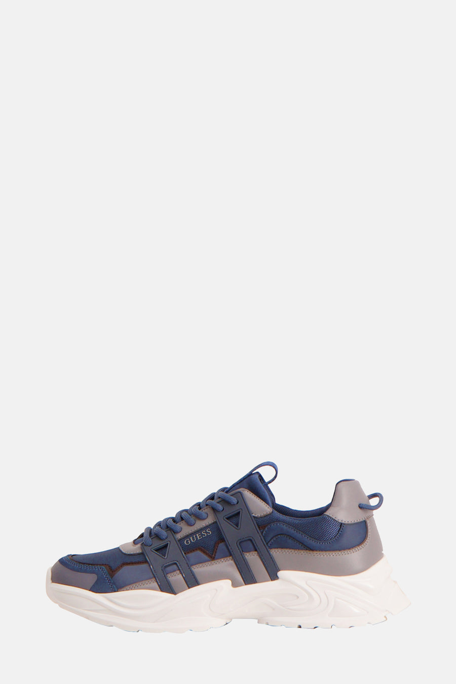Blauwe sneakers van Guess, met grijze accenten en een witte chunky zool.

