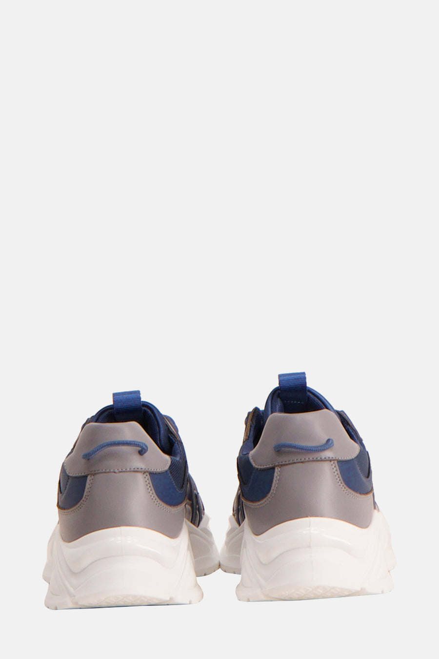 Blauwe sneakers van Guess®, gezien van achteren, met grijze accenten en een witte, dikke zool.
