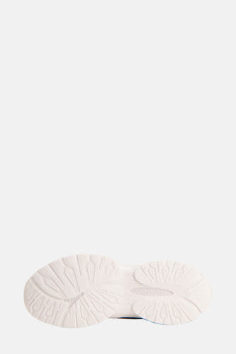 Blauwe sneakers van Guess, met witte zool en patroon van geometrische vormen.
