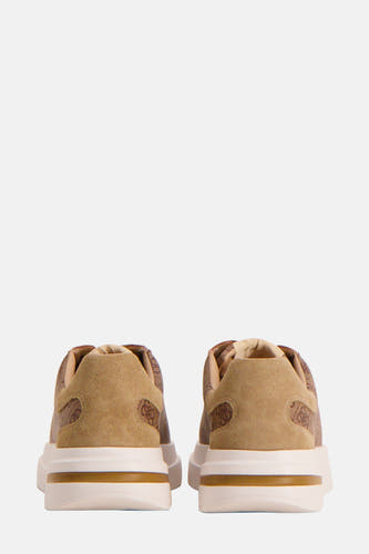 Bruine sneakers van Guess met een logoprint op het suède hielstuk en een witte zool.