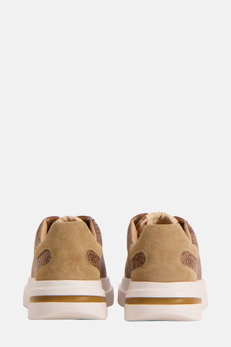 Achterkant beige sneakers met Guess-logo.
