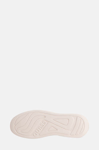 Bruine sneakers van Guess, met uniek zoolpatroon en het Guess-logo ingebed in het rubber.