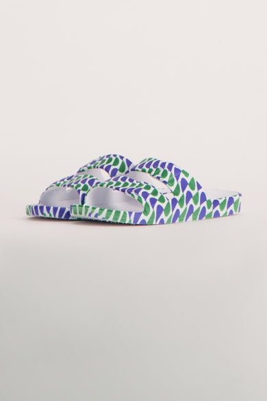 Chaussons bleus de FREEDOM MOSES avec imprimé abstrait vert et blanc.