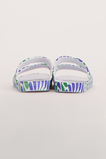 Chaussons bleus de FREEDOM MOSES avec un motif abstrait violet et vert.
