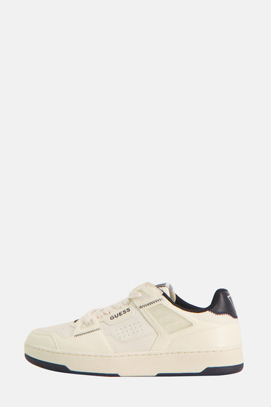 Sneakers blanches de Guess, avec des accents bleus sur la semelle et le talon.