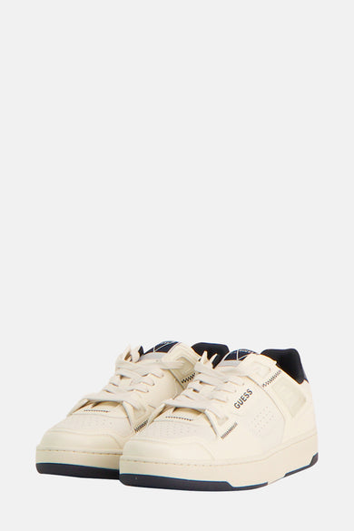 Sneakers blancs de Guess avec fermeture à glissière et accents bleu marine.