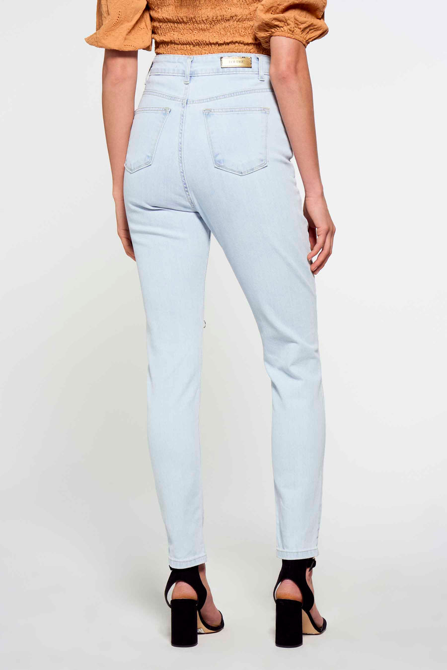 Lichtblauwe slim fit denim jeans van FOUDRE by Aurélie Van Daelen, met hoge taille en achterkant in beeld.