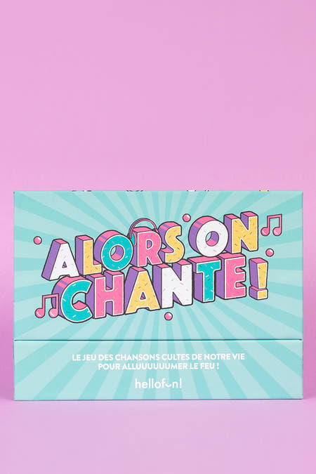 Cadeau multicolore d'HELLOFUN avec le texte "Alors On Chante!" et des notes de musique joyeuses sur un fond bleu.