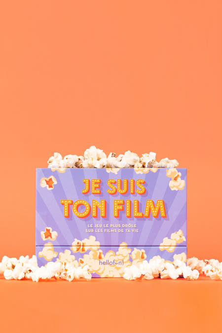 Cadeau multicolore de HELLOFUN, entouré de popcorn sur un fond orange.