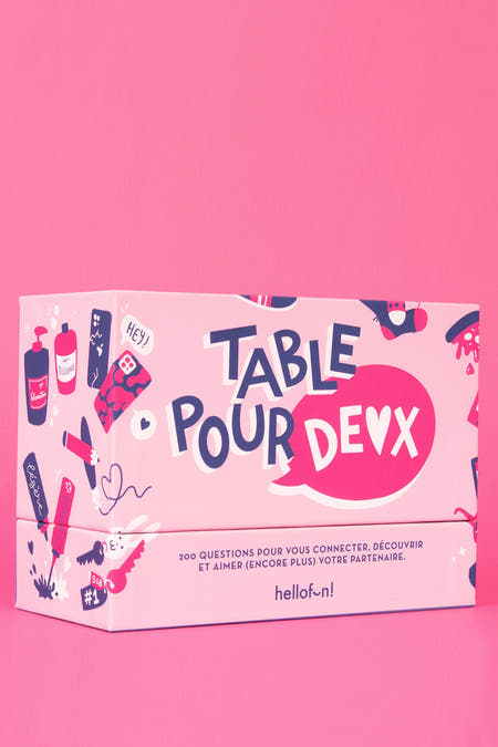 Cadeau multicolore d'HELLOFUN, avec des illustrations amusantes et le texte "Table pour deux" sur la boîte.