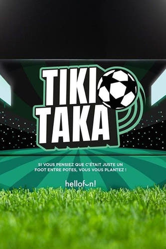 Multikleurig cadeau van HELLOFUN, met "TIKI TAKA" en voetbalillustratie tegen een abstracte, groene achtergrond.